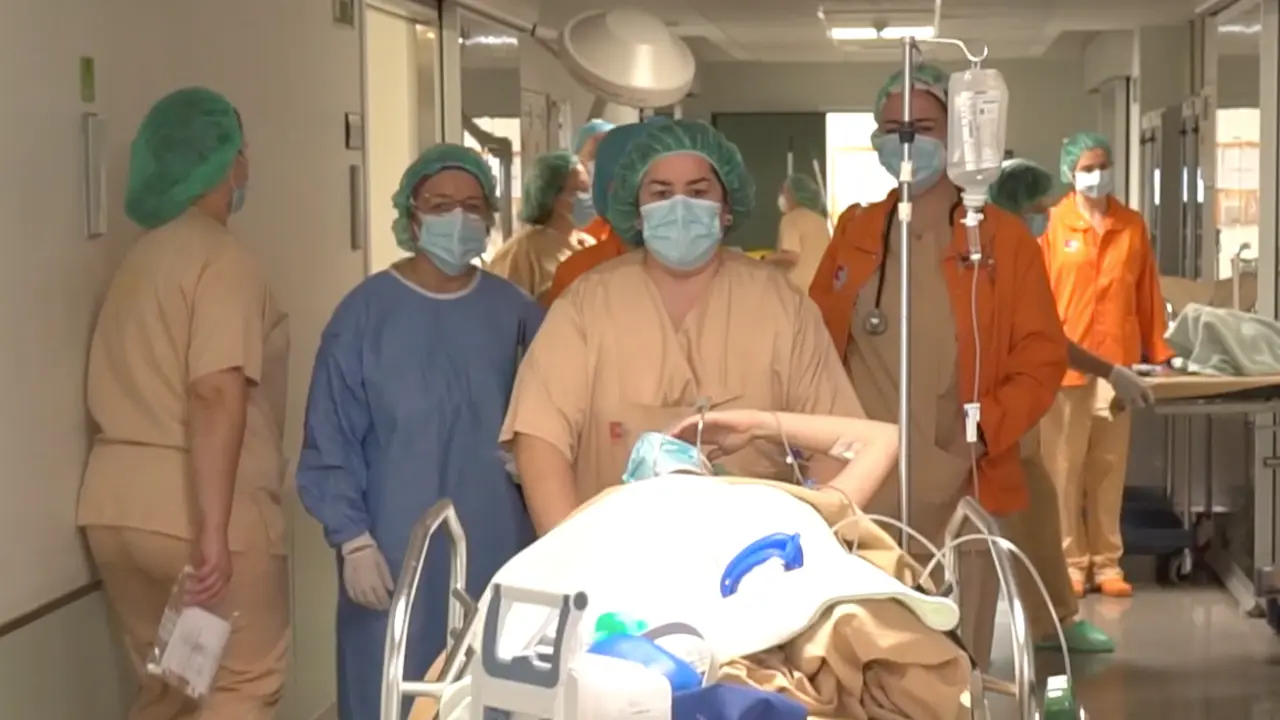 Vista de los sanitarios del Hospital Marqu&eacute;s de Valdecilla trasladando a un paciente. / TREVOL
