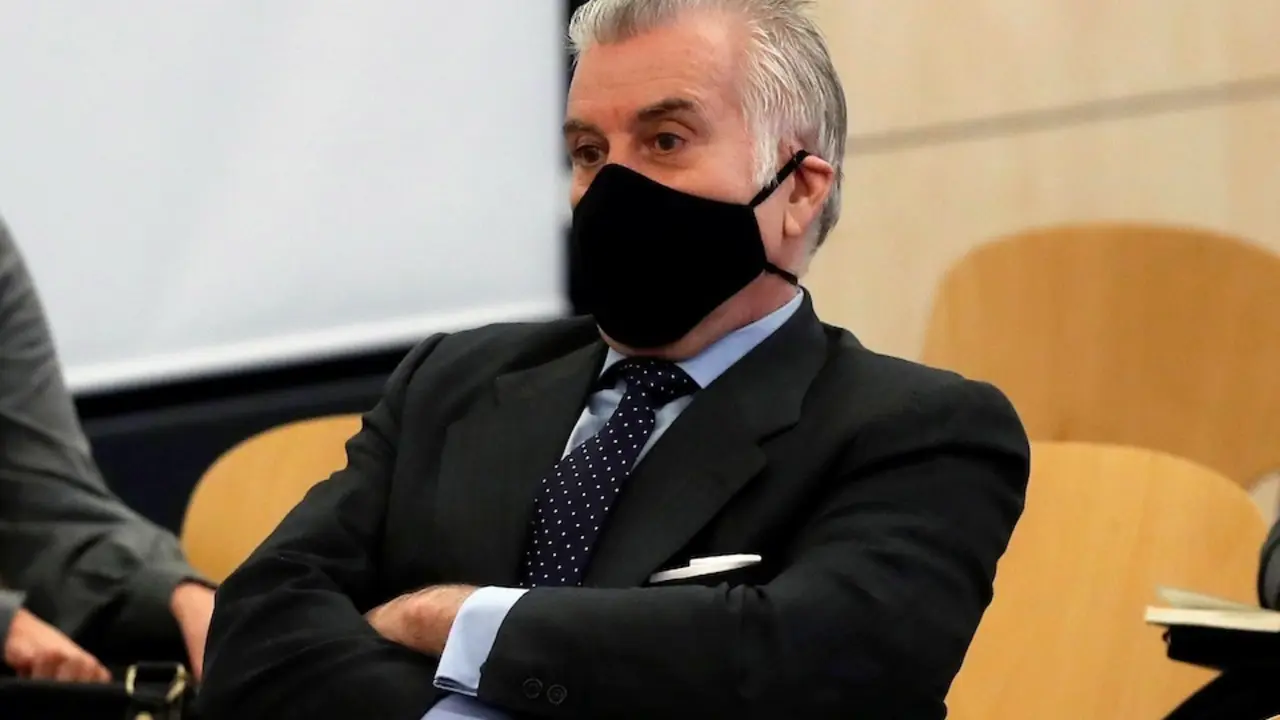 El extesorero del PP Luis B&aacute;rcenas durante el juicio por la presunta caja 'b' del PP, que comienza este lunes, en San Fernando de Henares, Madrid, (Espa&ntilde;a), a 8 de febrero de 2021. El juicio se centrar&aacute; en las declaraciones de B&aacute;rcenas despu&eacute;s de que remitiera un escrito a la Fiscal&iacute;a Anticorrupci&oacute;n revelando que muchas de las donaciones de empresarios que recibi&oacute; el que &ldquo;era su partido&rdquo; fueron a cambio de adjudicaciones p&uacute;blicas. La vista oral se centrar&aacute; en si el PP destin&oacute; fondos procedentes de la presunta caja 'b' para pagar la reforma de su sede nacional en la calle G&eacute;nova de Madrid y no en la donaciones finalistas anotadas en los denominados 'papeles de B&aacute;rcenas', cuya investigaci&oacute;n se desarrolla en el Juzgado Central de Instrucci&oacute;n n&uacute;mero 5.
08 FEBRERO 2021;CAJA B;PP;PARTIDO POPULAR;AUDIENCIA NACIONAL
Pool
8/2/2021
