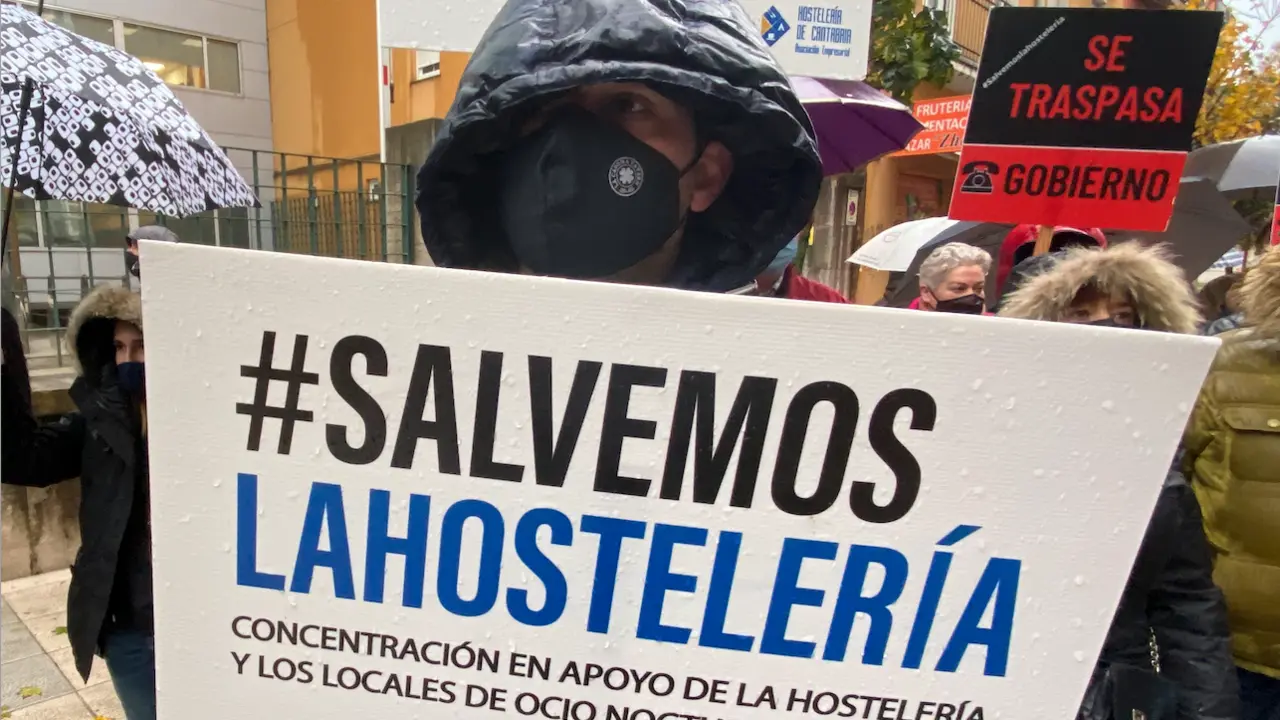 Manifestaci&oacute;n en las puertas del edificio del Gobierno de Cantabria. / ALERTA