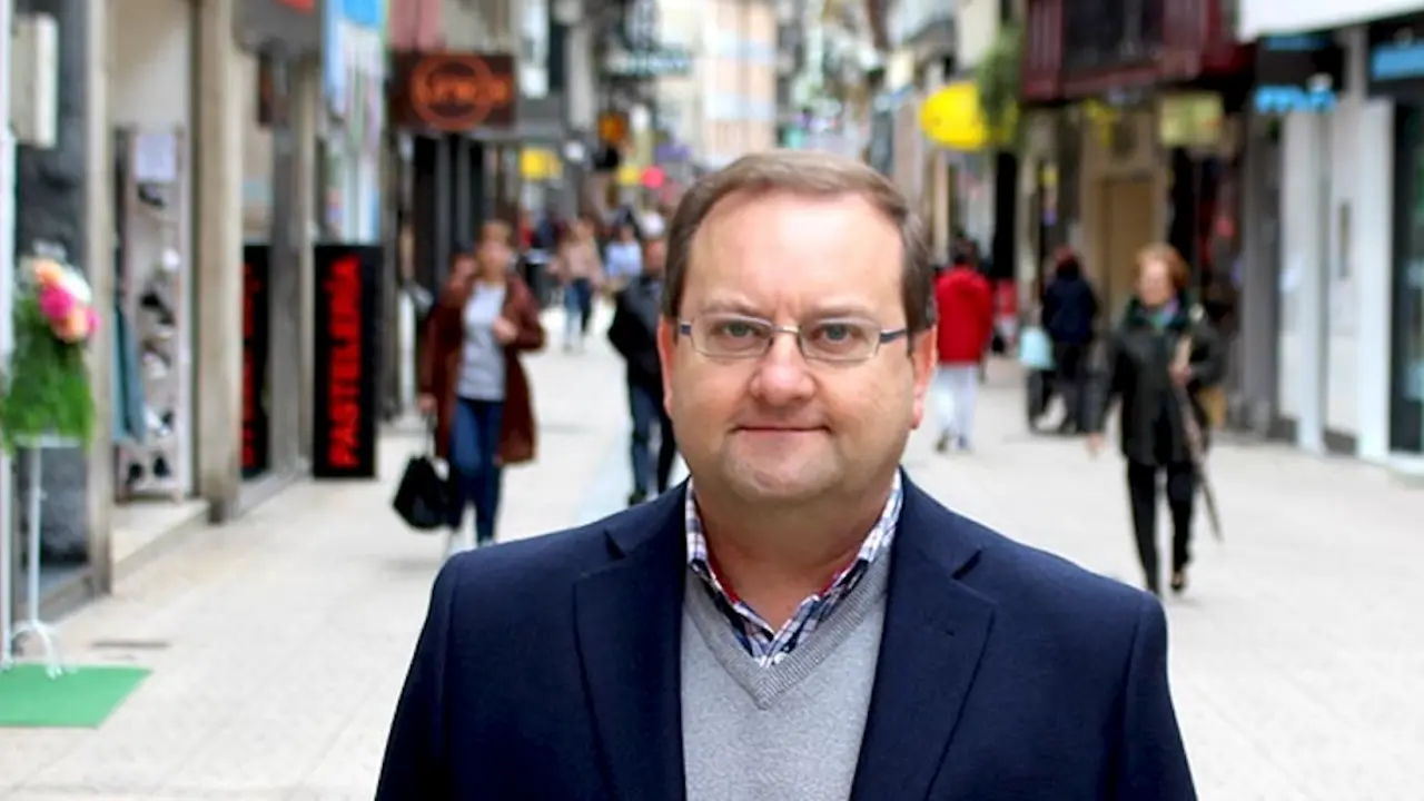 El coordinador, Agust&iacute;n Prieto en la calle Consolaci&oacute;n de Torrelavega. / ALERTA