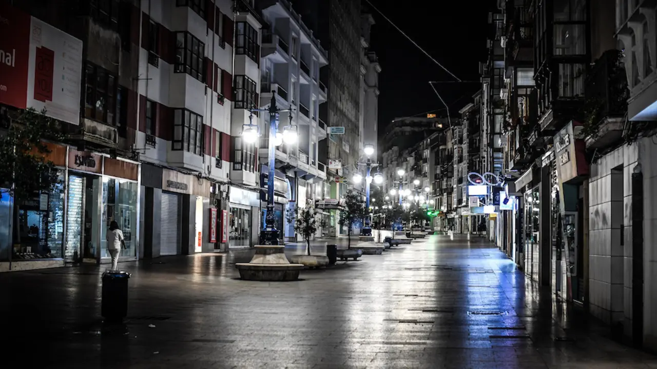 Vista de la calle Burgos en el centro de Santander durante el toque de queda impuesto por el Gobierno regionalista. / Hardy
