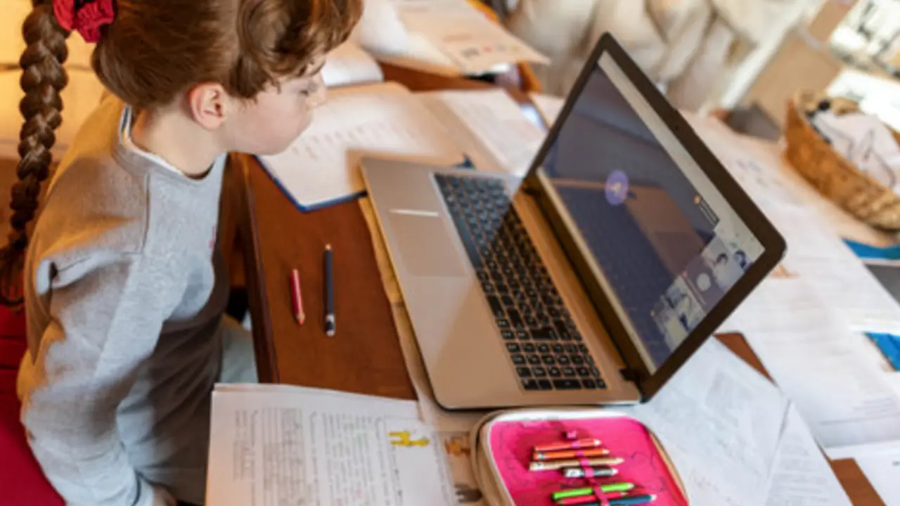 Una ni&ntilde;a estudia a trav&eacute;s del ordenador durante la cuarentena que est&aacute; atravesando. / ALERTA