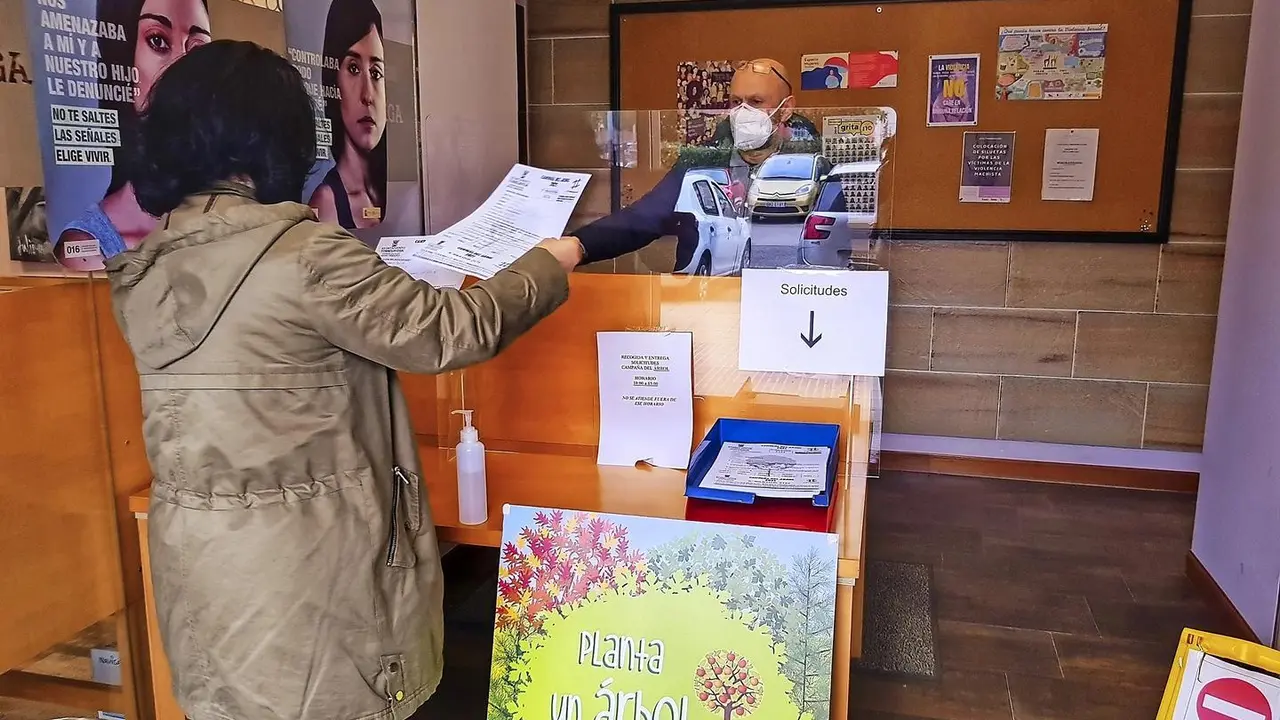 Registrando una petici&oacute;n para la campa&ntilde;a del &aacute;rbol. / ALERTA