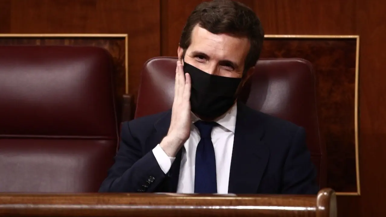 El l&iacute;der del PP, Pablo Casado, hace un gesto en su cara durante la primera sesi&oacute;n de control al Gobierno de 2021 celebrada en el Congreso de los Diputados, en Madrid, (Espa&ntilde;a), a 3 de febrero de 2021. Esta primera sesi&oacute;n de control estar&aacute; marcada, entre otras cuestiones, por la tercera ola de la pandemia de coronavirus, la llegada al Ejecutivo del nuevo ministro de Pol&iacute;tica Territorial y Funci&oacute;n P&uacute;blica, que se estrena en la C&aacute;mara Baja, y la campa&ntilde;a de las elecciones catalanas que se celebrar&aacute;n el pr&oacute;ximo domingo 14 de febrero. Asimismo, la crisis migratoria y la situaci&oacute;n que se vive en Canarias tambi&eacute;n ocupar&aacute; espacio en la sesi&oacute;n.
03 FEBRERO 2021;SESION DE CONTROL;PLENO
E. Parra. POOL / Europa Press
3/2/2021