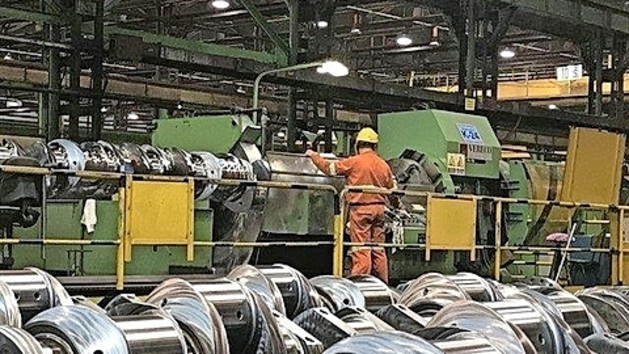 Un operario en una planta industrial. / ALERTA