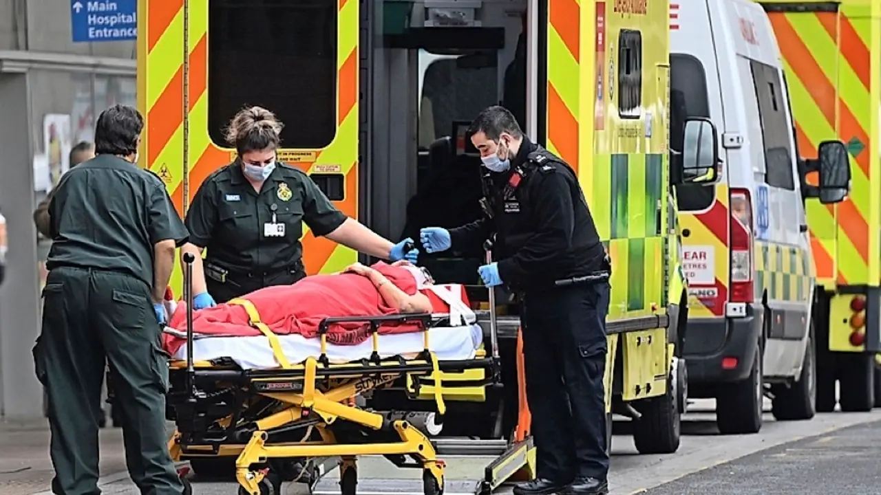 El personal de una ambulancia lleva a un paciente al hospital Royal London en Londres, Gran Breta&ntilde;a, 04 de febrero de 2021. / EFE/EPA/ANDY RAIN