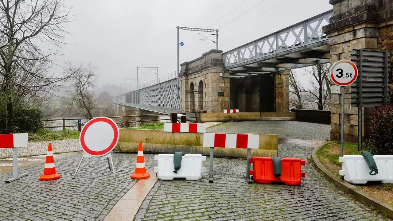 Frontera del Puente Internacional Tui-Valen&ccedil;a cortada al paso, en Pontevedra, Galicia, a 31 de enero de 2021. Los controles entraron en vigor la pasada madrugada hasta el 10 de febrero en la frontera interior terrestre, con el objetivo de ayudar a control