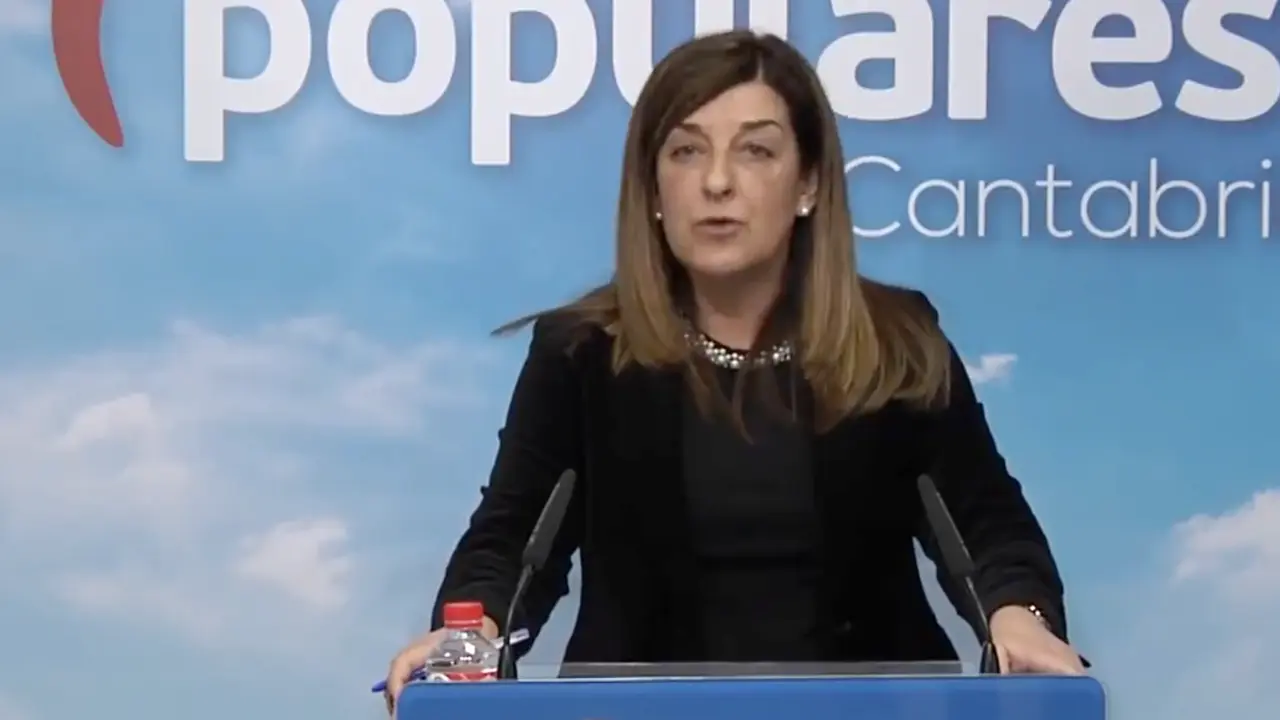 La presidenta del PP de Cantabria, Mar&iacute;a Jos&eacute; S&aacute;enz de Buruaga durante la rueda prensa. / ALERTA