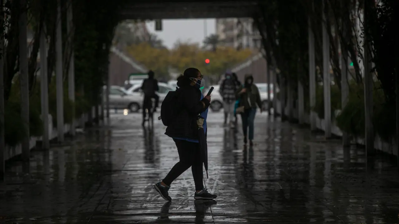 Peatones con paraguas durante un d&iacute;a lluvioso y con rachas de viento en la provincia. En Sevilla (Andaluc&iacute;a, Espa&ntilde;a), a 09 de febrero de 2021. /Mar&iacute;a Jos&eacute; L&oacute;pez / E. Press