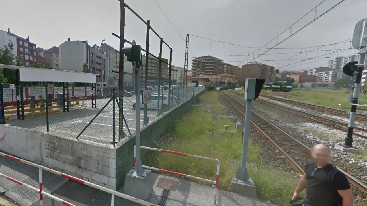 Vista de las v&iacute;as del tren y el aparcamiento que est&aacute; situado junto a la estaci&oacute;n de trenes de la ciudad. / ALERTA