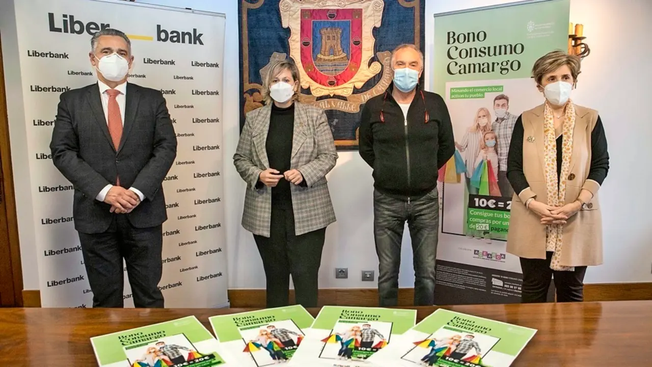 Autoridades presentes en el acto de presentaci&oacute;n del bono de ayuda al comercio. / ALERTA