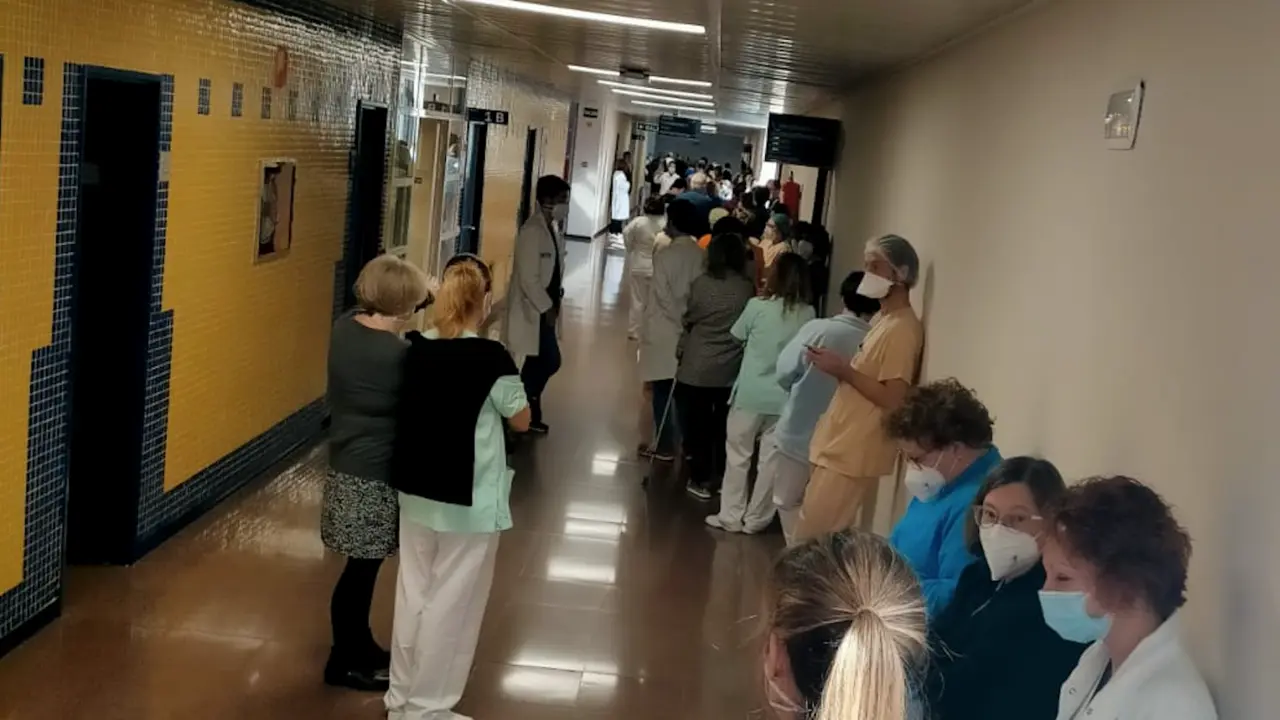 Escena vivida el lunes en la vacunaci&oacute;n en Sierrallana. / ALERTA