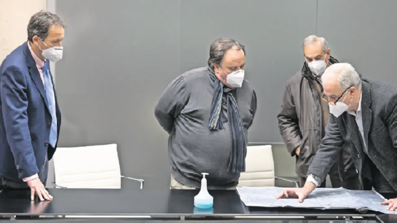 Santiago Mantec&oacute;n observa un plano junto a otras autoridades. / ALERTA