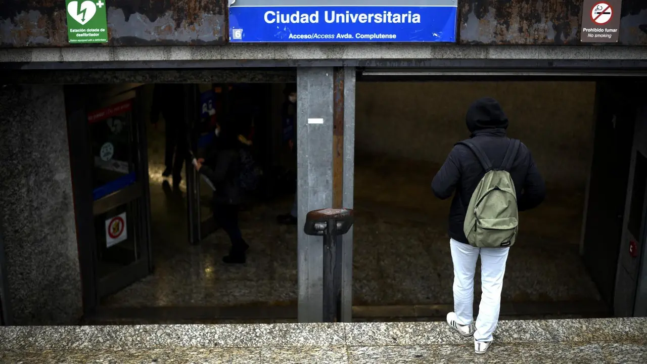 Un estudiante entra al metro de Ciudad Universitaria el primer d&iacute;a de reapertura de la UCM tras la gran nevada registrada por el paso de 'Filomena' en Madrid