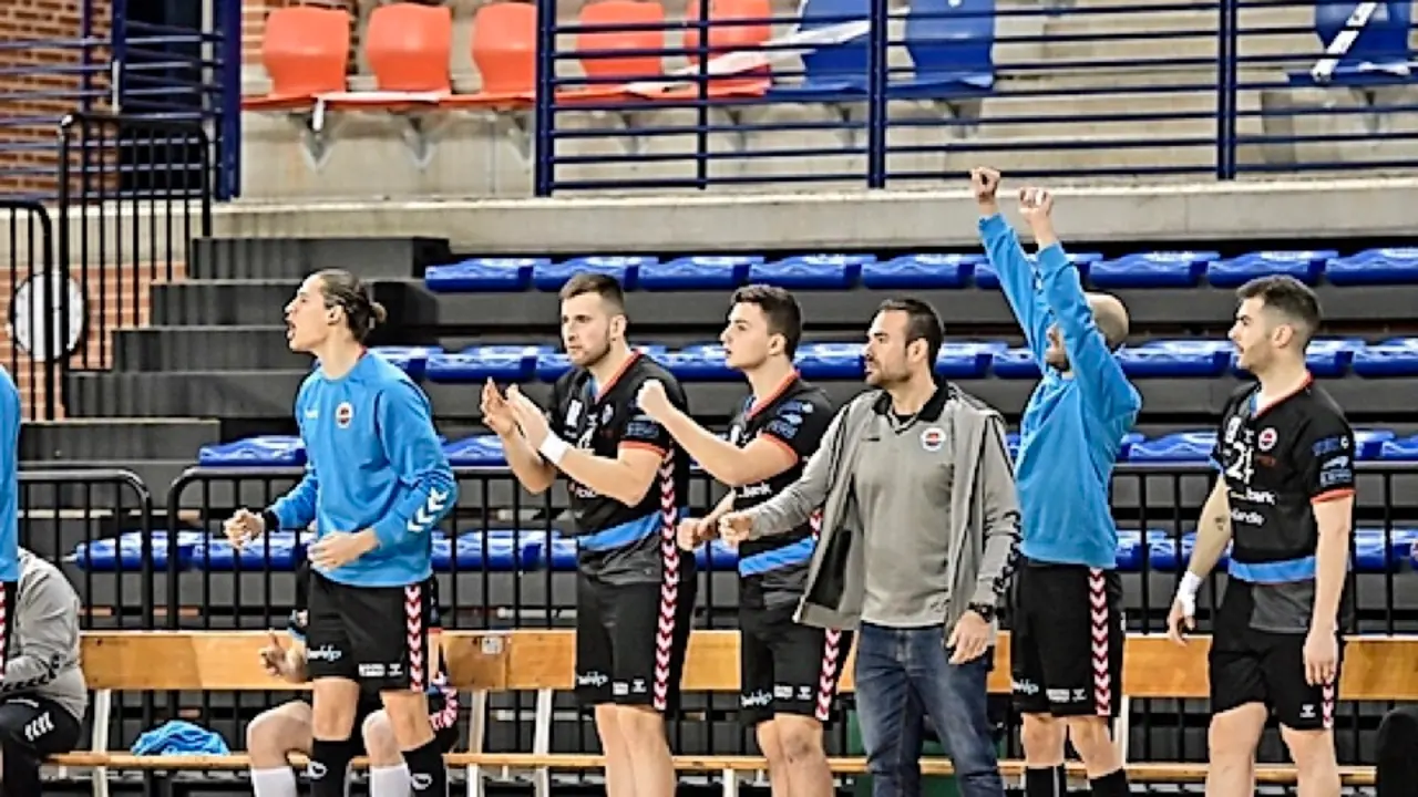Jugadores del Sinf&iacute;n celebran una buena actuaci&oacute;n de su equipo desde el banquillo junto a su entrenador V&iacute;ctor Montesinos. / F. &Aacute;lvarez