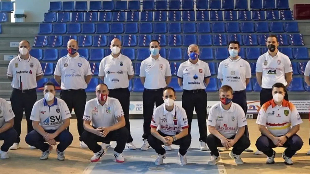 Federico D&iacute;az, Benito Fern&aacute;ndez, Jonathan Garc&iacute;a, Jes&uacute;s Salm&oacute;n, Gabriel Cagigas, Alfonso Gonz&aacute;lez, Fernando Ocejo, Francisco Rucandio, Isaac L&oacute;pez, Mario Herrero, Javier Alonso, Jos&eacute; Manuel Lavid, Rub&eacute;n T&uacute;&ntilde;ez, &Aacute;ngel Velasco, &Oacute;scar Cianca y Antonio Saiz, de izquierda a derecha. / HARDY