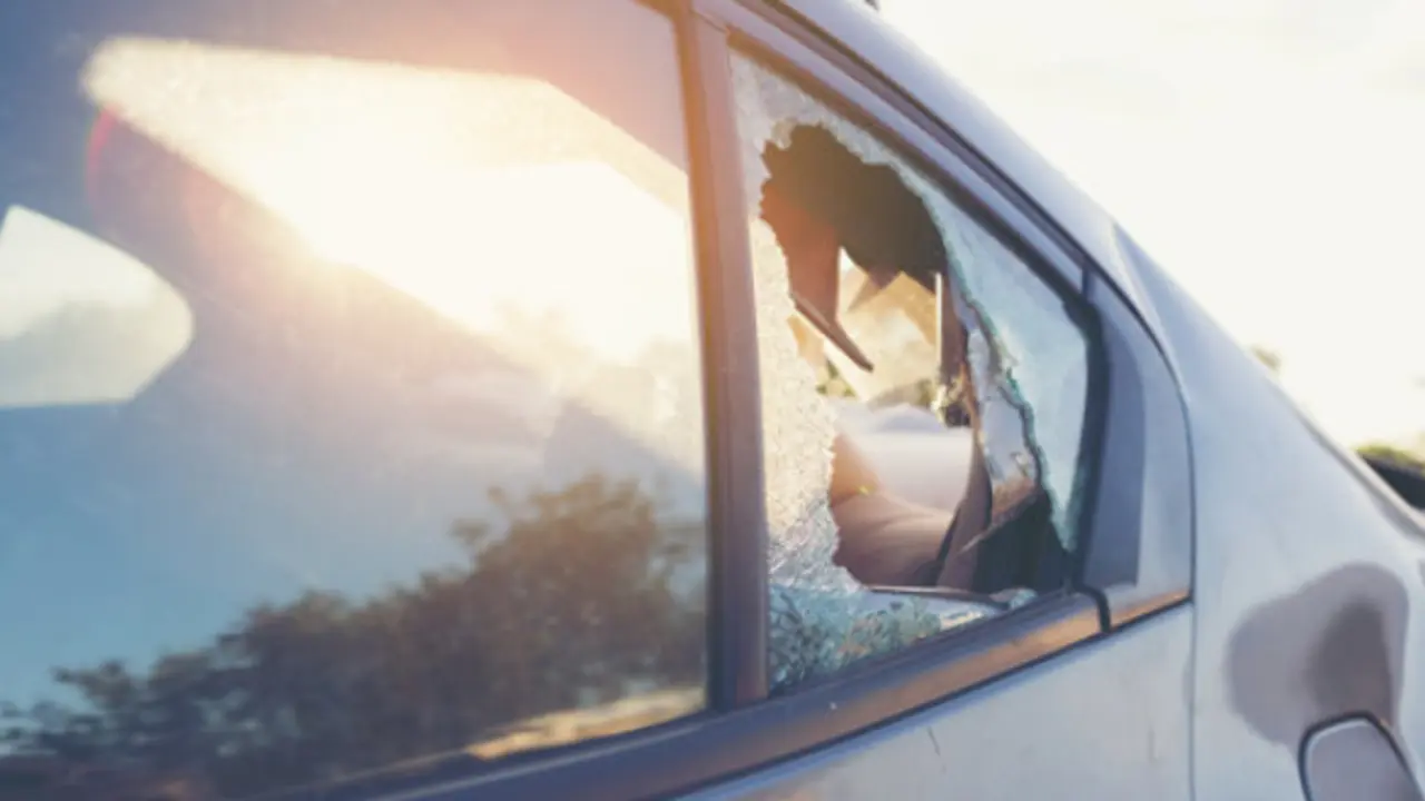 Ventanilla de un coche rota. / ARCHIVO
