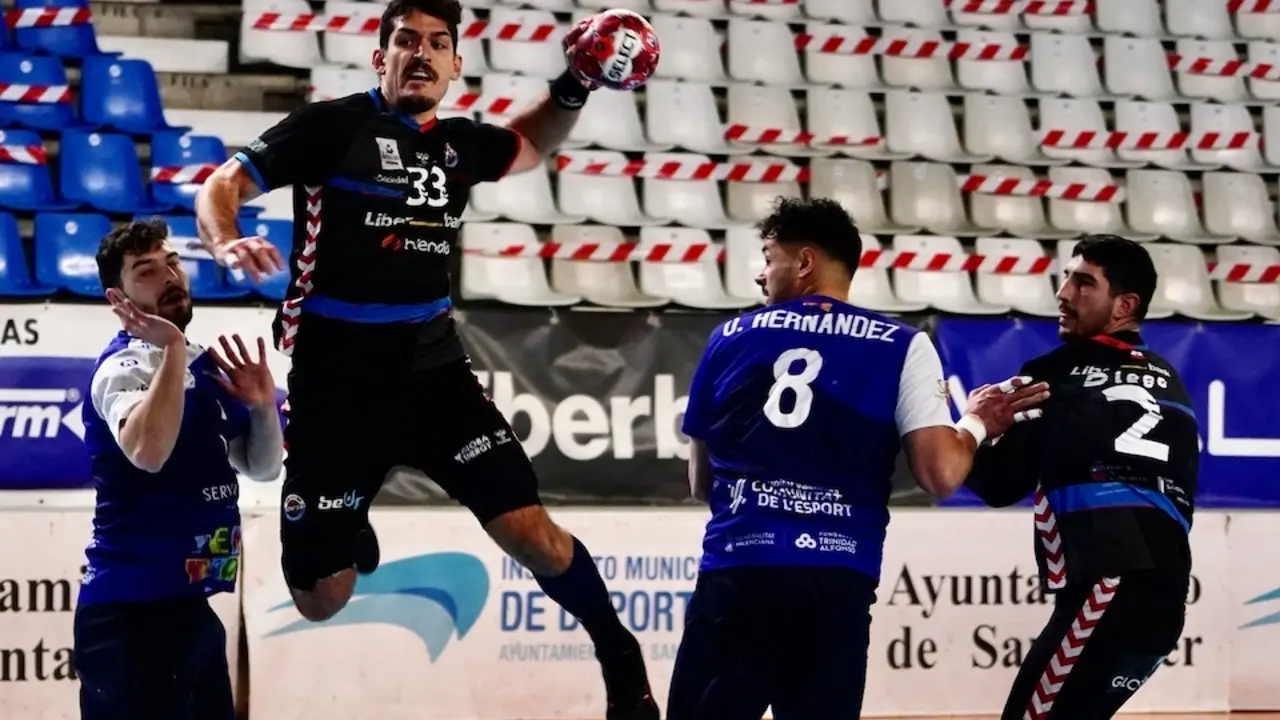 El jugador del Sinf&iacute;n se dispone a tirar a porter&iacute;a. / HARDY