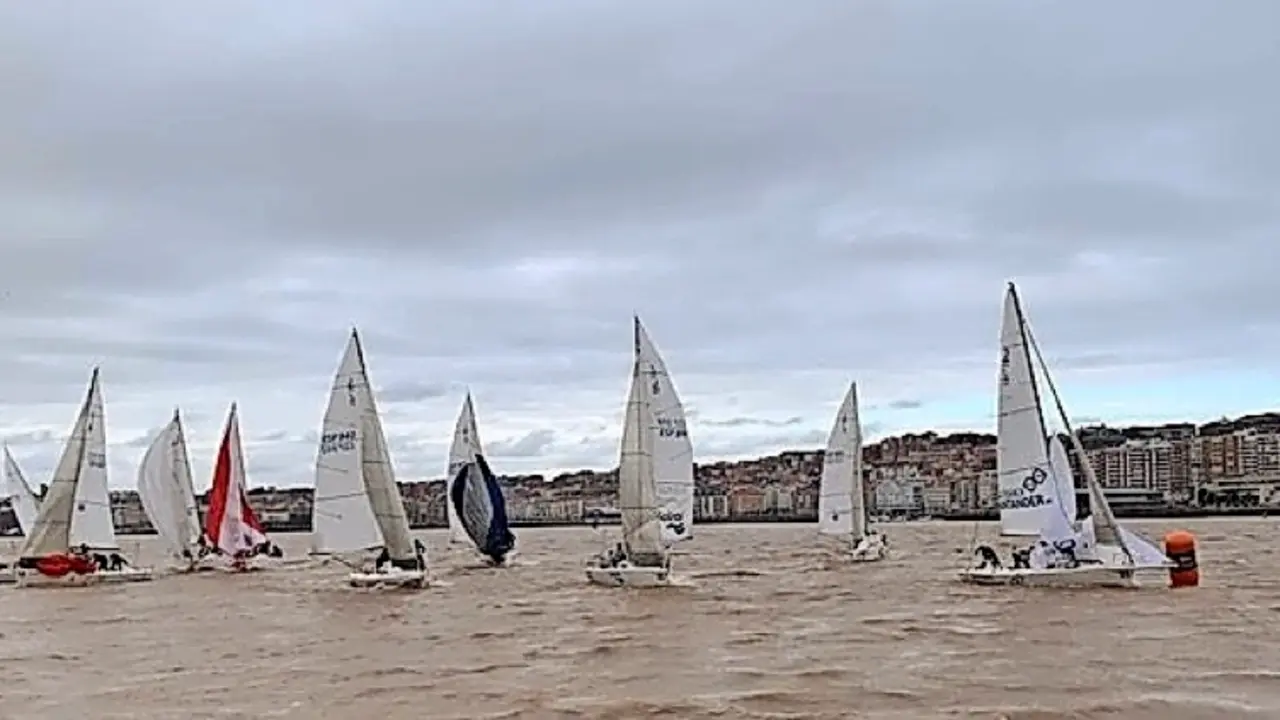 La flota de la clase J80 en sotavento. / RCMS