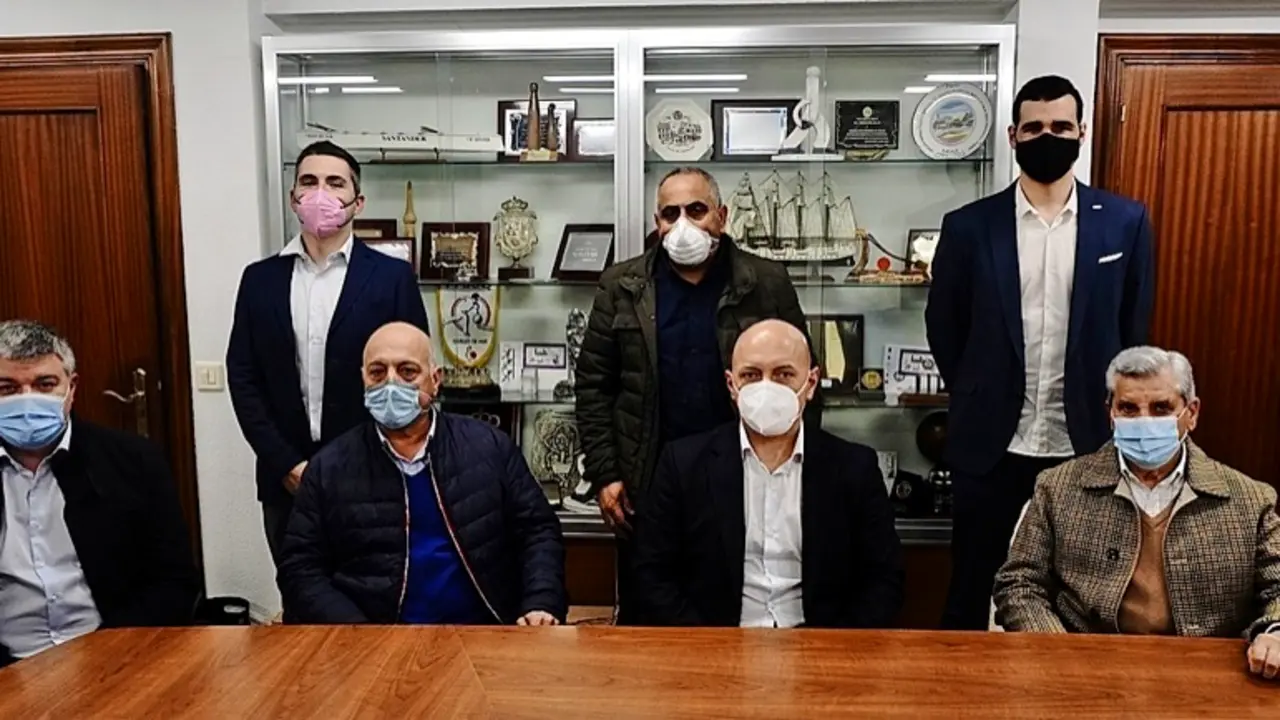 El presidente de la federaci&oacute;n c&aacute;ntabra de bolos elige a Jos&eacute; Manuel Ortiz (vicepresidente), Luis &Aacute;ngel Ag&uuml;eros (Secretario), Miguel Cubillas (tesorero) y como vocales a Pompilio Ortiz (pasiego), Alberto Cuesta (Losa) y Sergio Ortiz (Tabl&oacute;n). / HARDY