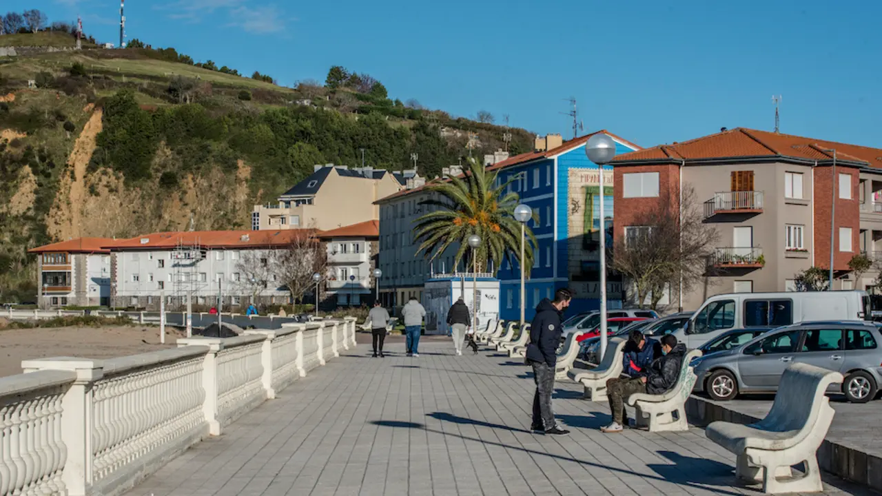 Vista del paseo en la playa Salv&eacute; de Laredo. / Tono Reguera