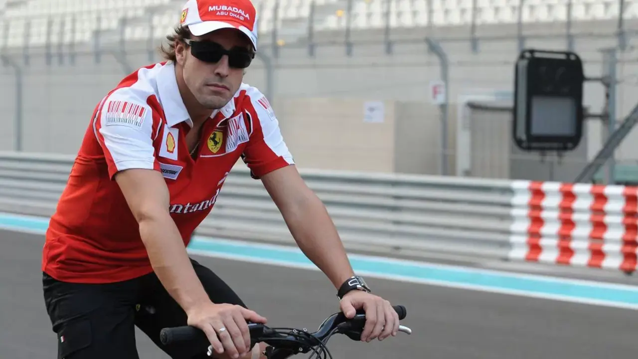 Imagen de archivo de Fernando Alonso en bicicleta.FERRARI