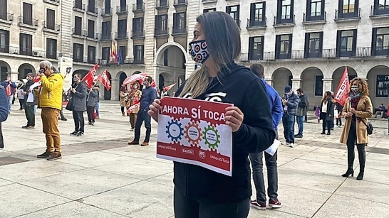 Concentraci&oacute;n de los representantes sindicales en la Plaza Porticada. / Hardy
