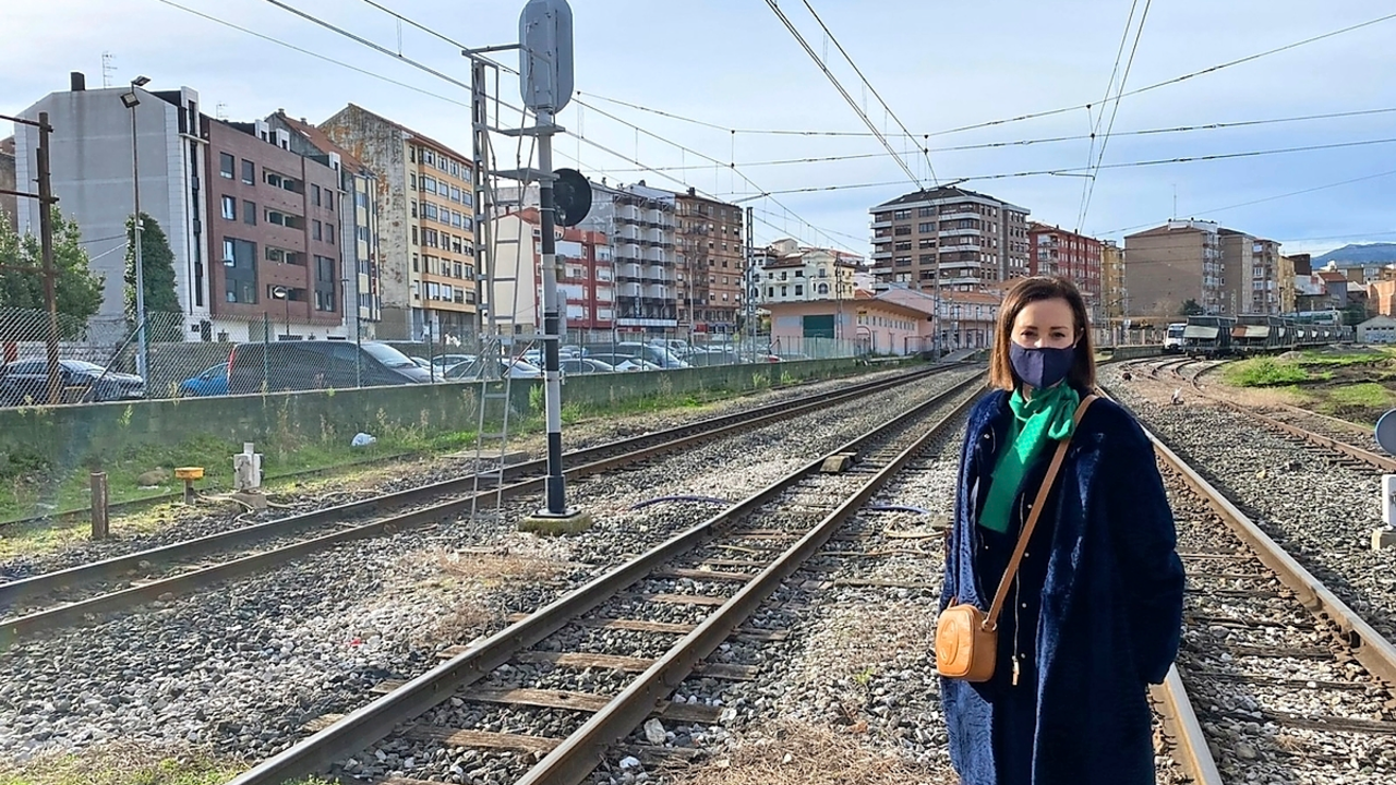 La portavoz del Partido Popular, Marta Fern&aacute;ndez Teijeiro, en la estaci&oacute;n de Torrelavega. / ALERTA