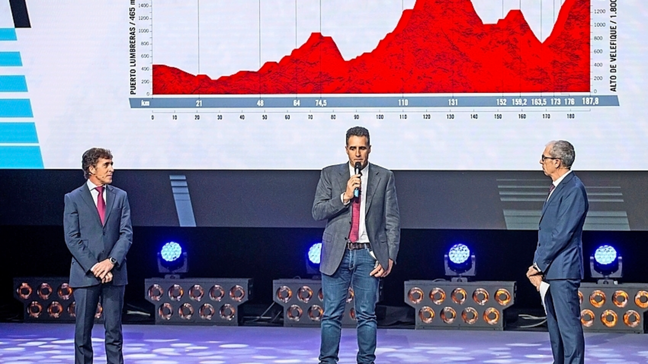&lsquo;Perico&rsquo; Delgado, Miguel Indurain y Carlos de Andr&eacute;s durante la presentaci&oacute;n de La Vuelta 2021. / EFE