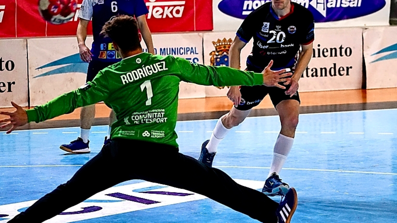 Ramiro Mart&iacute;nez, enviando el bal&oacute;n a porter&iacute;a. / Hardy