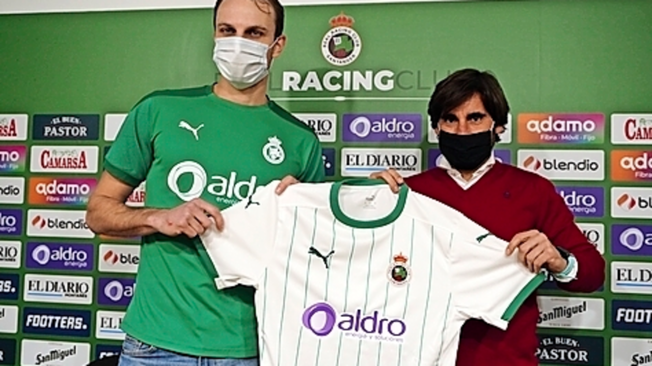 Lars Gerson posa junto a Pedro Men&eacute;ndez con su nueva camiseta. / Hardy
