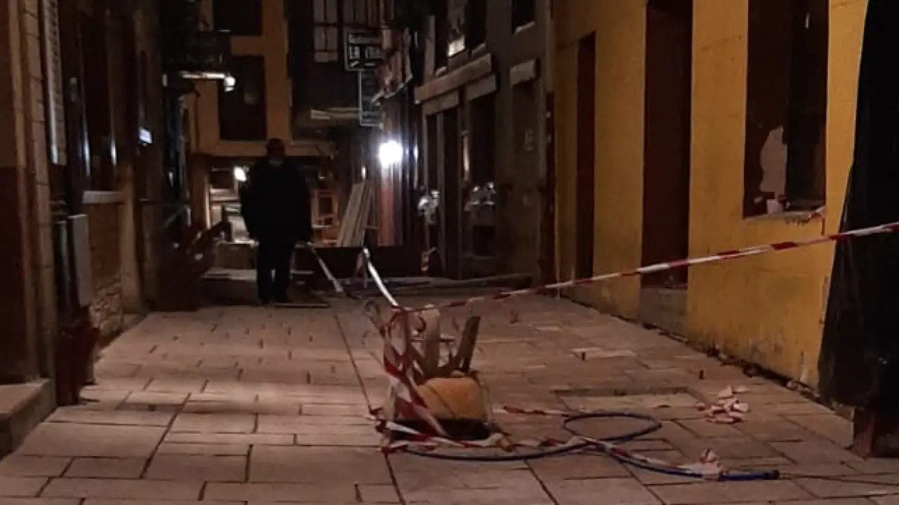 Vista de las obras en la calle c&aacute;ntabra de Potes. / Josu Velarde