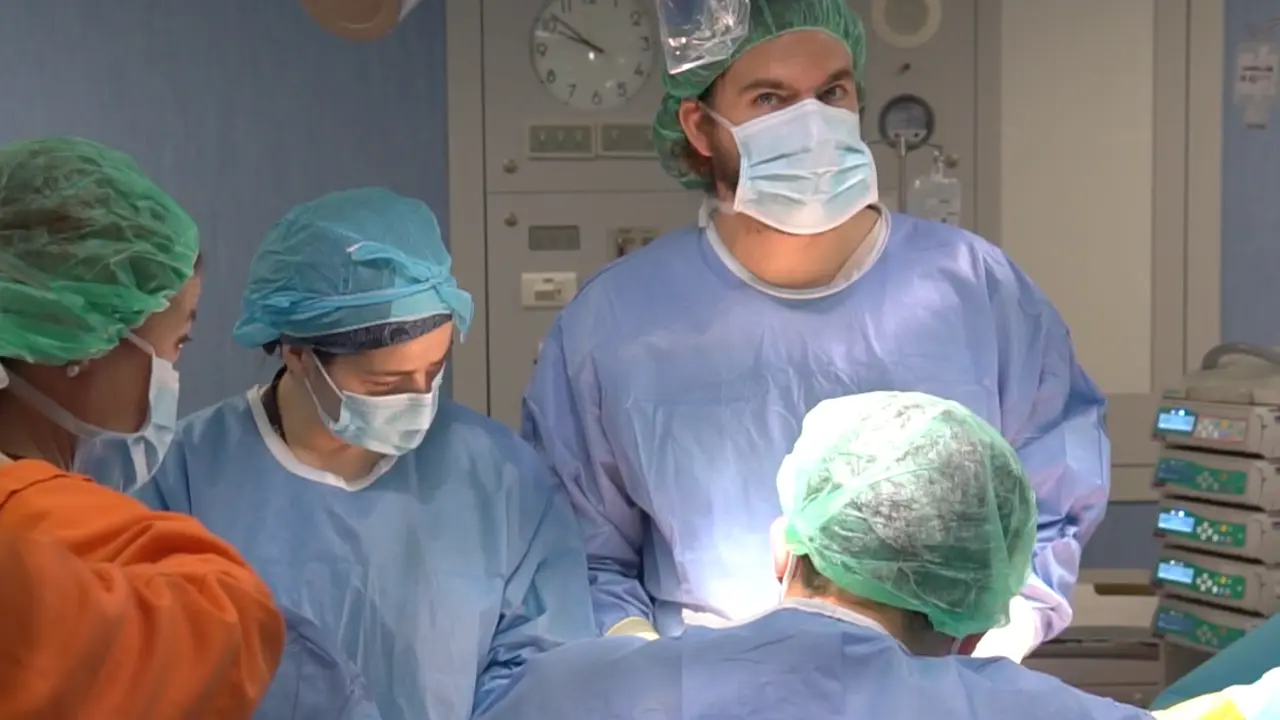 Vista de un momento de la operaci&oacute;n de un paciente c&aacute;ntabro en el Hospital Marqu&eacute;s de Valdecilla. / TREVOL