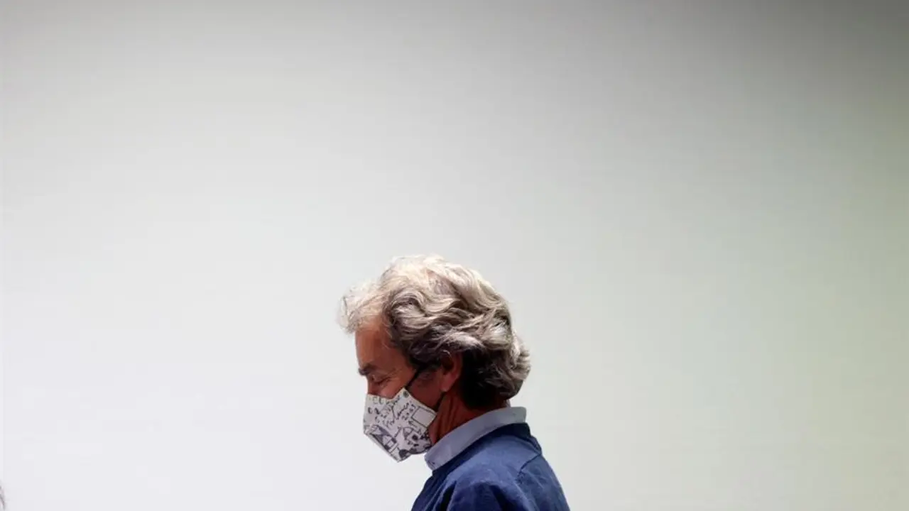 El director del Centro de Coordinaci&oacute;n de Alertas y Emergencias Sanitarias del Ministerio de Sanidad Fernando Sim&oacute;n, durante la rueda de prensa este jueves en la sede del ministerio en Madrid.- EFE/JJ Mart&iacute;n
