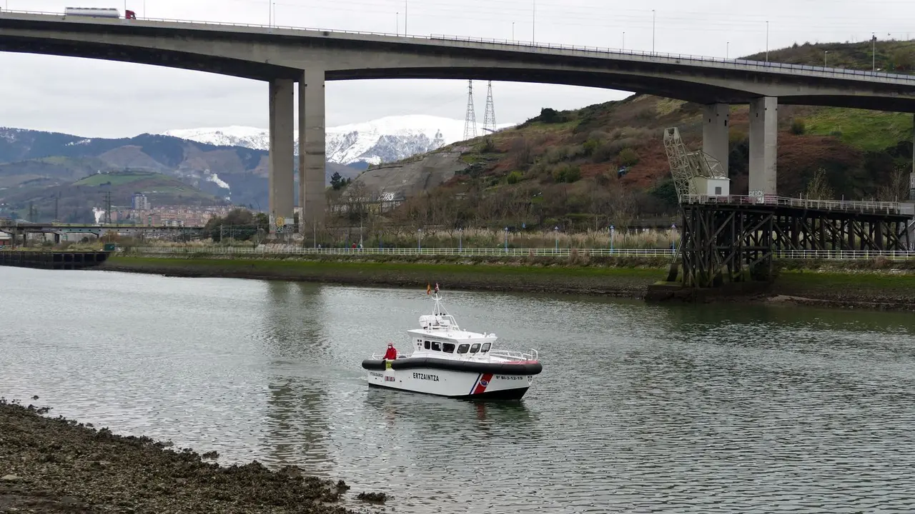 Un equipo de la Ertzaintza rastrea un tramo de la r&iacute;a de Bilbao a mediados de enero pasado.