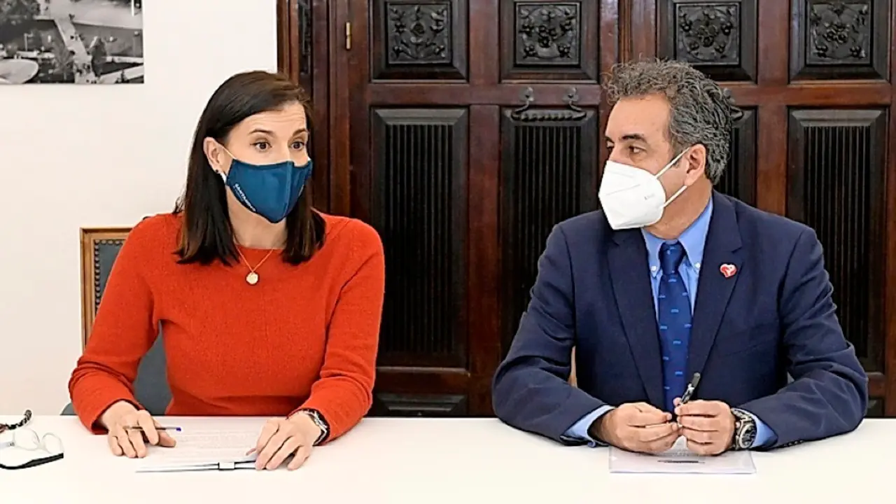 Gema Igual y Francisco Mart&iacute;n durante la reuni&oacute;n mantenida ayer. / ALERTA