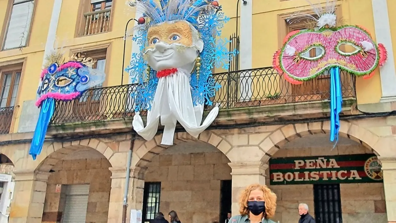 Figuras de carnaval en la capital del Besaya. / ALERTA