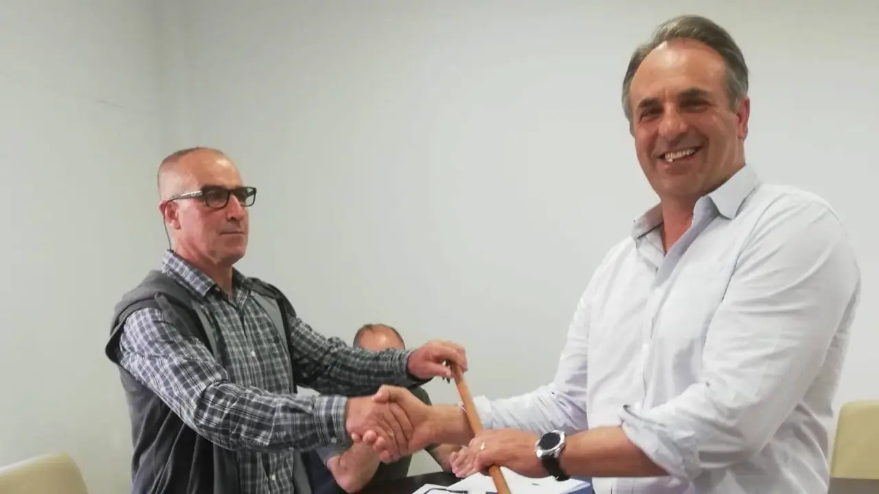 El regionalista Gregorio Alonso durante la toma de posesi&oacute;n de la alcald&iacute;a de Vega de Li&eacute;bana.