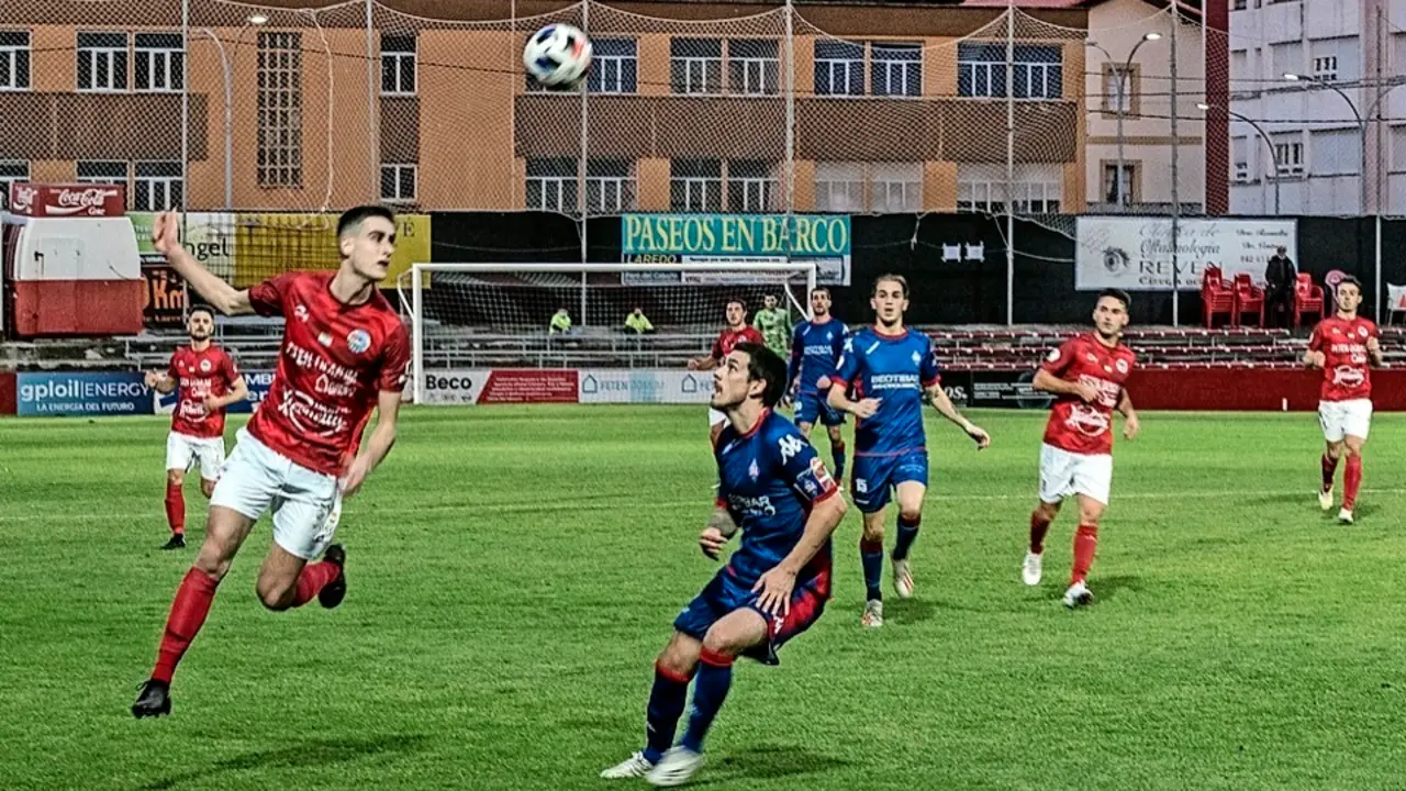 El Laredo vuelve al &lsquo;fort&iacute;n&rsquo; de San Lorenzo. / Reguera