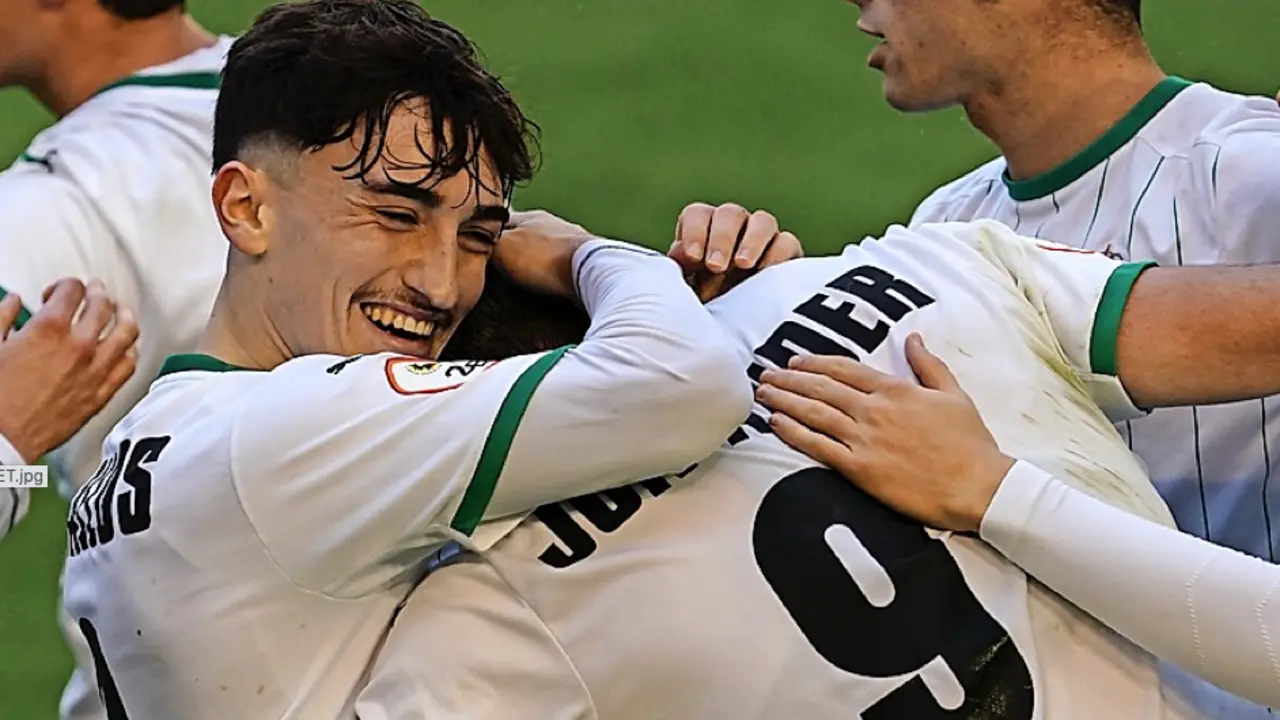 Ceballos, abrazando a Jon Ander. / Hardy