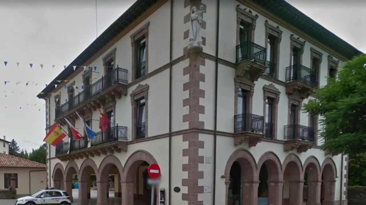 Vista del Ayuntamiento de Comillas. / ALERTA