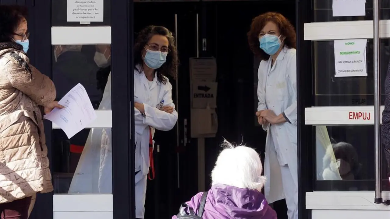 Vista de la entrada al Centro de Salud Arturo Eyres en Valladolid. EFE/ R. Garc&iacute;a