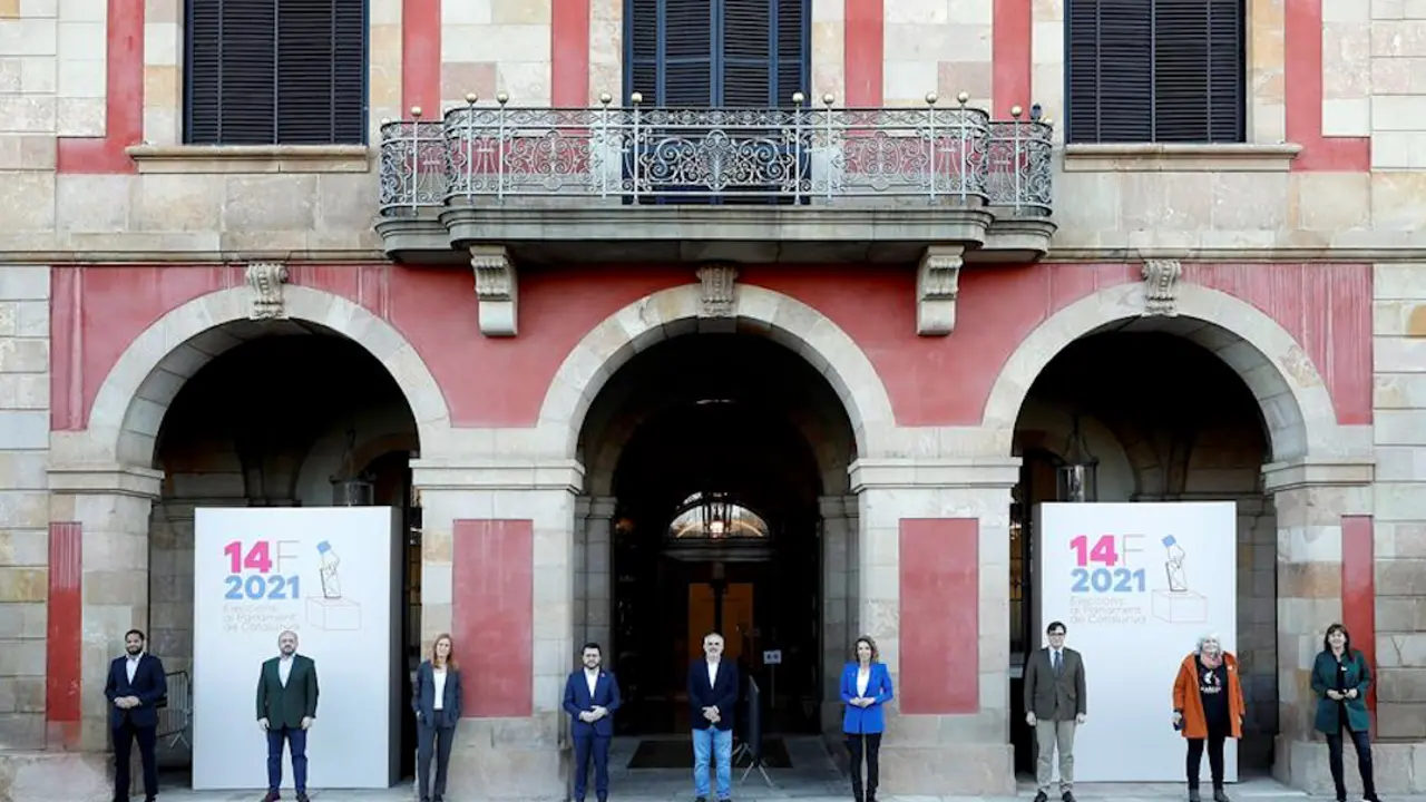 Los candidatos de las fuerzas pol&iacute;ticas que concurren en las elecciones catalanas del 14F (izda-dcha), Ignacio Garriga (Vox), Alejandro Fern&aacute;ndez (PPC), Jessica Albiach (En Com&uacute;-Podem), Pere Aragon&egrave;s (ERC), Carles Carrizosa (Ciudadanos), &Agrave;ngels Chac&oacute;n (PDeCAT), Salvador Lila (PSC), Dolors Sabater (CUP), y Laura Borr&agrave;s (JxCAT), posan para la Agencia Efe ante la fachada del Parlament de Catalu&ntilde;a, este s&aacute;bado, durante la jornada de reflexi&oacute;n. EFE/Alberto Est&eacute;vez