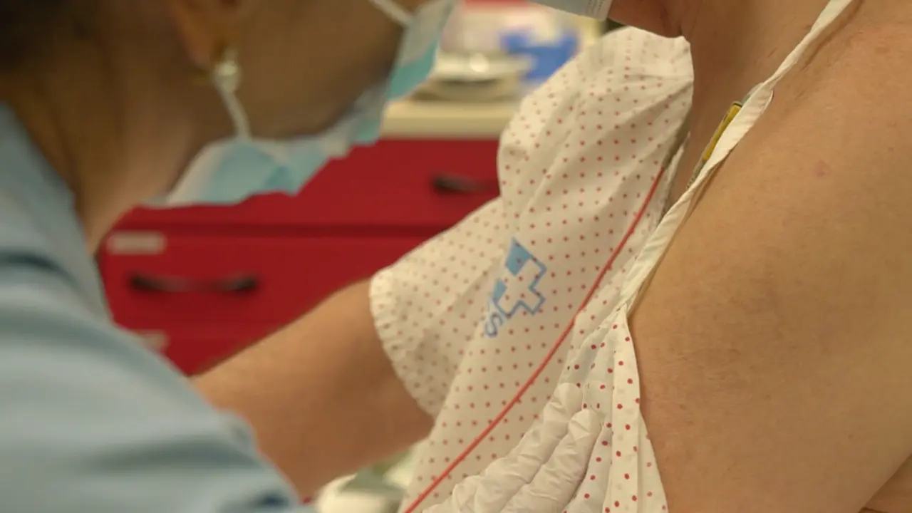 Una sanitario atiende a un paciente en el Hospital Marqu&eacute;s de Valdecilla. / ALERTA