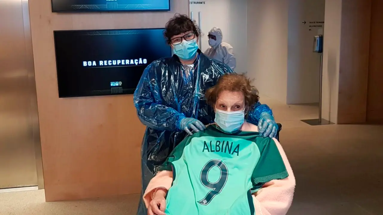 Albina, una de las pacientes que se ha recuperado del coronavirus en la unidad de retaguardia para acoger enfermos en la &uacute;ltima fase de recuperaci&oacute;n en la Casa dos Atletas de la Federaci&oacute;n Portuguesa de F&uacute;tbol en Oeiras, Portugal. EFE/Federaci&oacute;n Portuguesa de F&uacute;tbol
