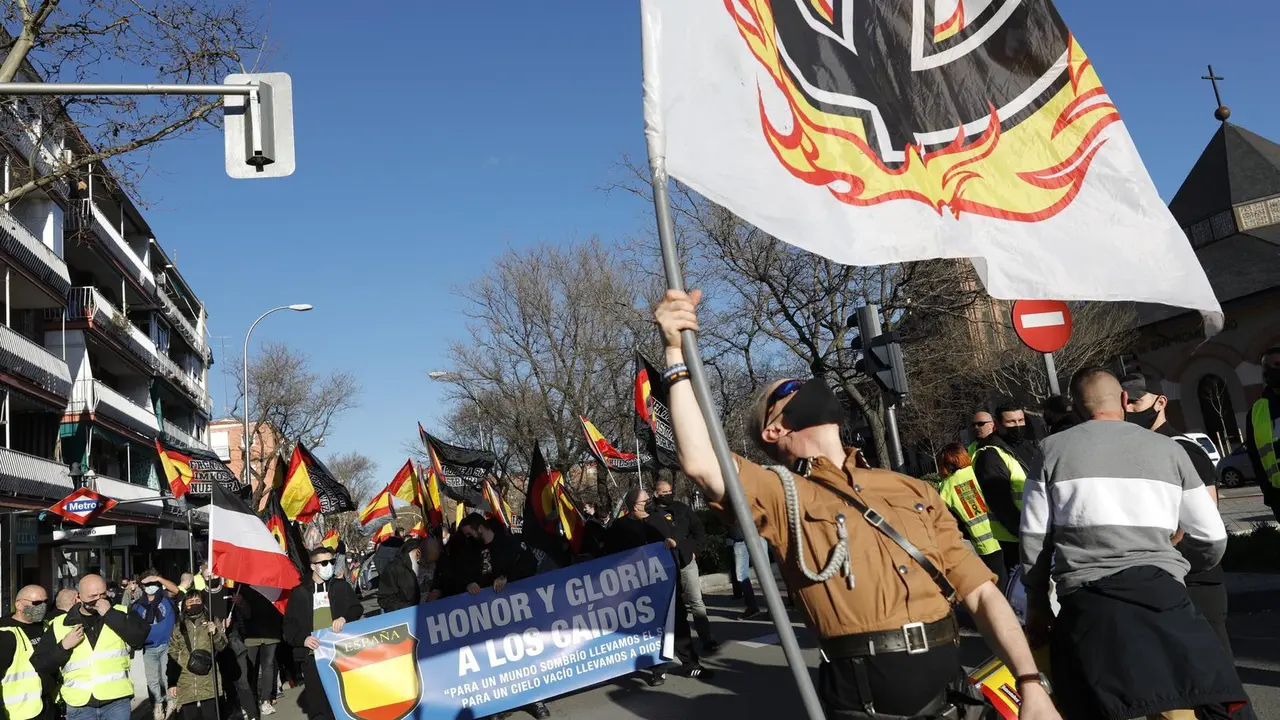 Varias personas participan en una marcha neonazi en Madrid (Espa&ntilde;a), a 13 de febrero de 2021. Convocada por el colectivo Juventud Patriota, esta marcha ha partido desde el Metro Ascao y ha finalizado en el cementerio de Nuestra Se&ntilde;ora de la Almudena.