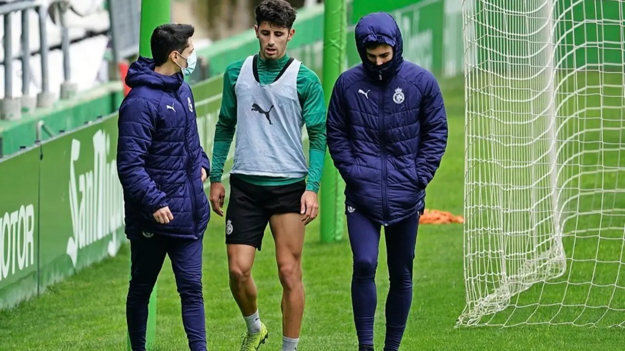 Marco Camus abandon&oacute; ayer con molestias el entrenamiento, celebrado en el Sardinero. / Hardy