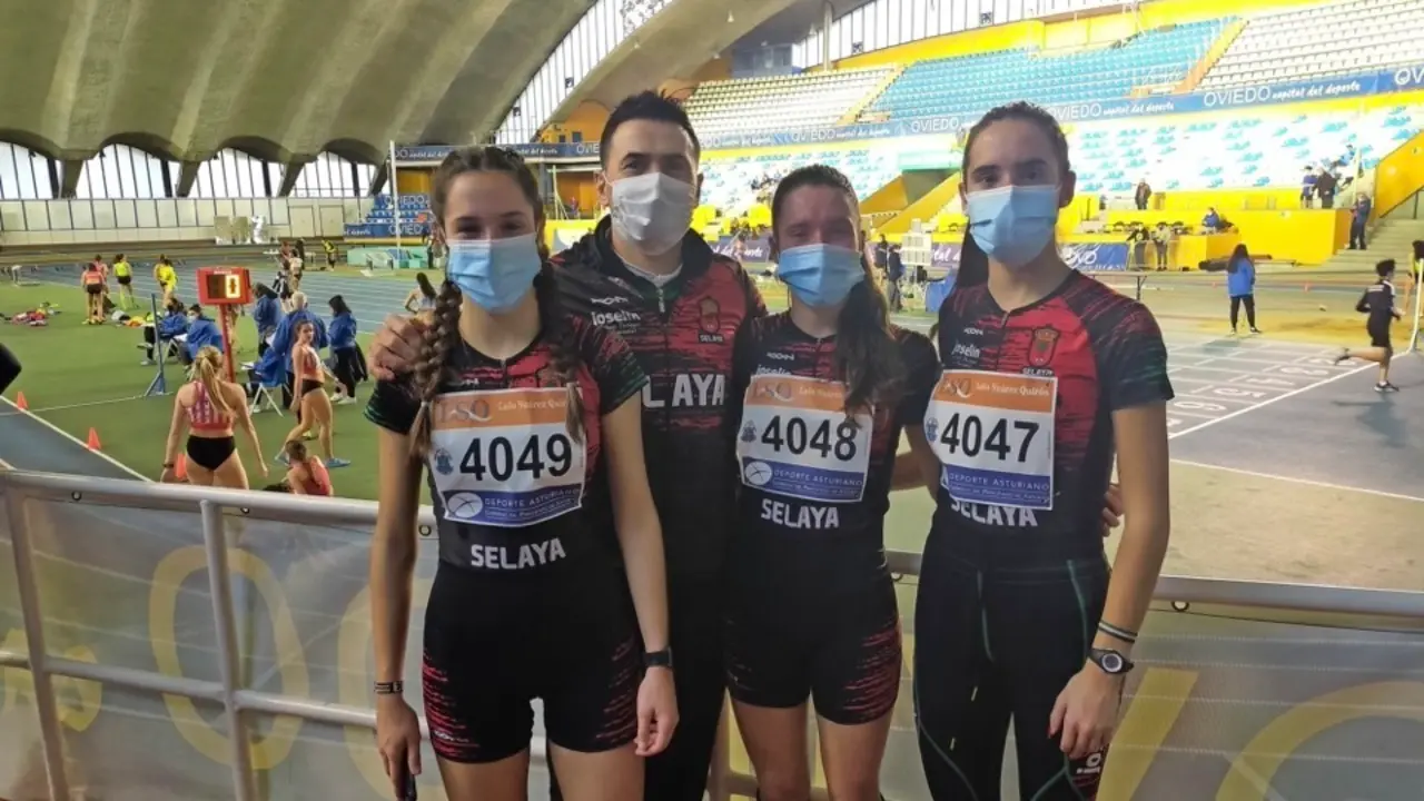 Ania San Rom&aacute;n, junto a su padre y sus hermanas Elsa y Lydia, que tambi&eacute;n participaron ayer en la cita asturiana. / ALERTA