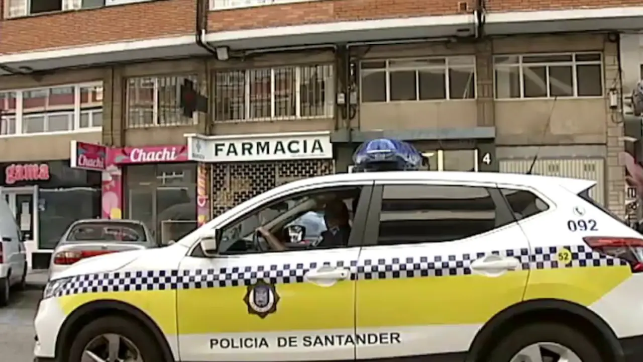 Un coche de la Polic&iacute;a local de Santander durante una ronda por la ciudad. / ALERTA