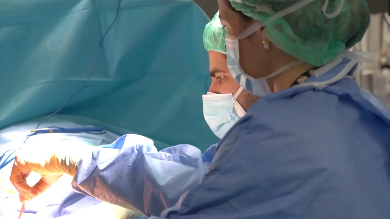Varios sanitarios durante una intervenci&oacute;n en el Hospital Marqu&eacute;s de Valdecilla. / Trevol